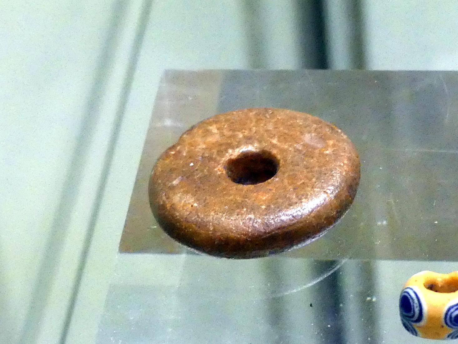 Scheibenperle, Frühlatènezeit A, 700 - 100 v. Chr., Bild 1/2