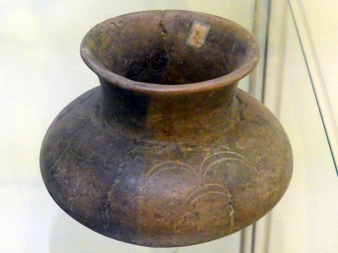 Kleine weitmundige Linsenflasche mit Bogenfries, Frühlatènezeit A, 700 - 100 v. Chr., Bild 1/2
