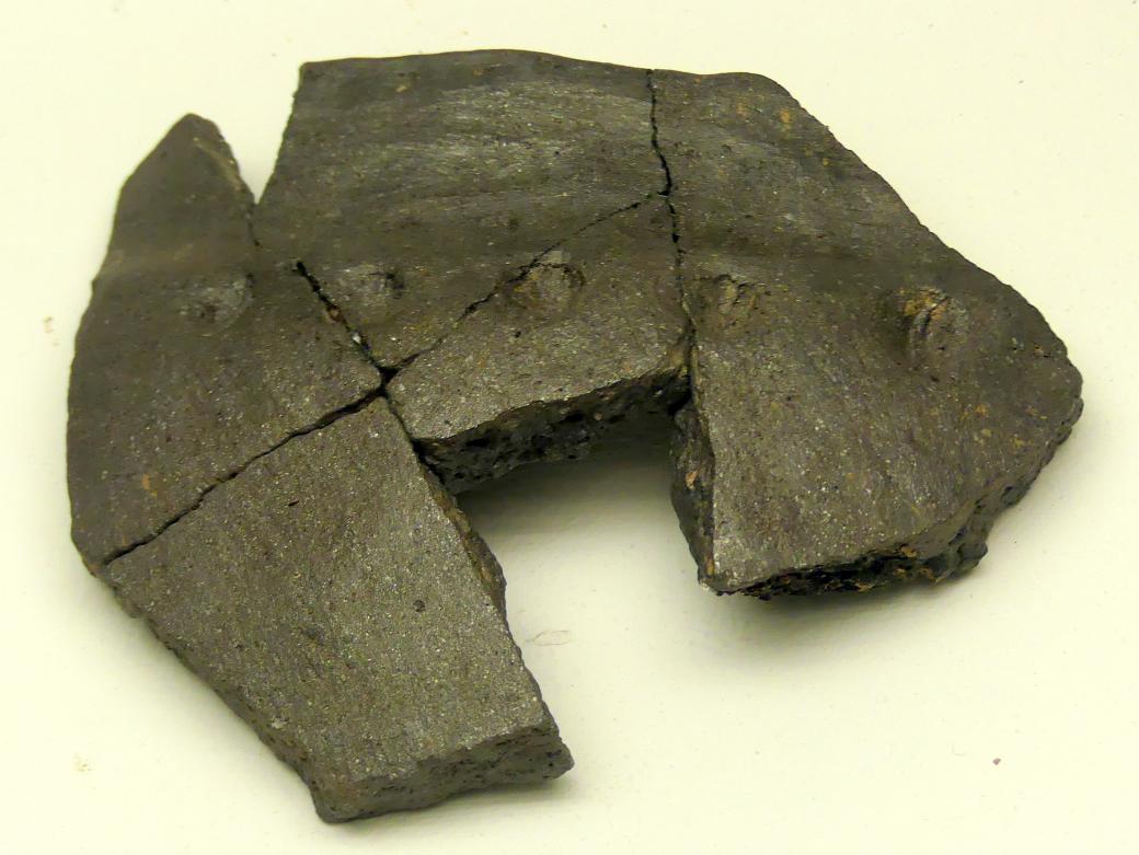 Fragment eines Graphittontopfes, Frühlatènezeit A, 700 - 100 v. Chr., Bild 1/2
