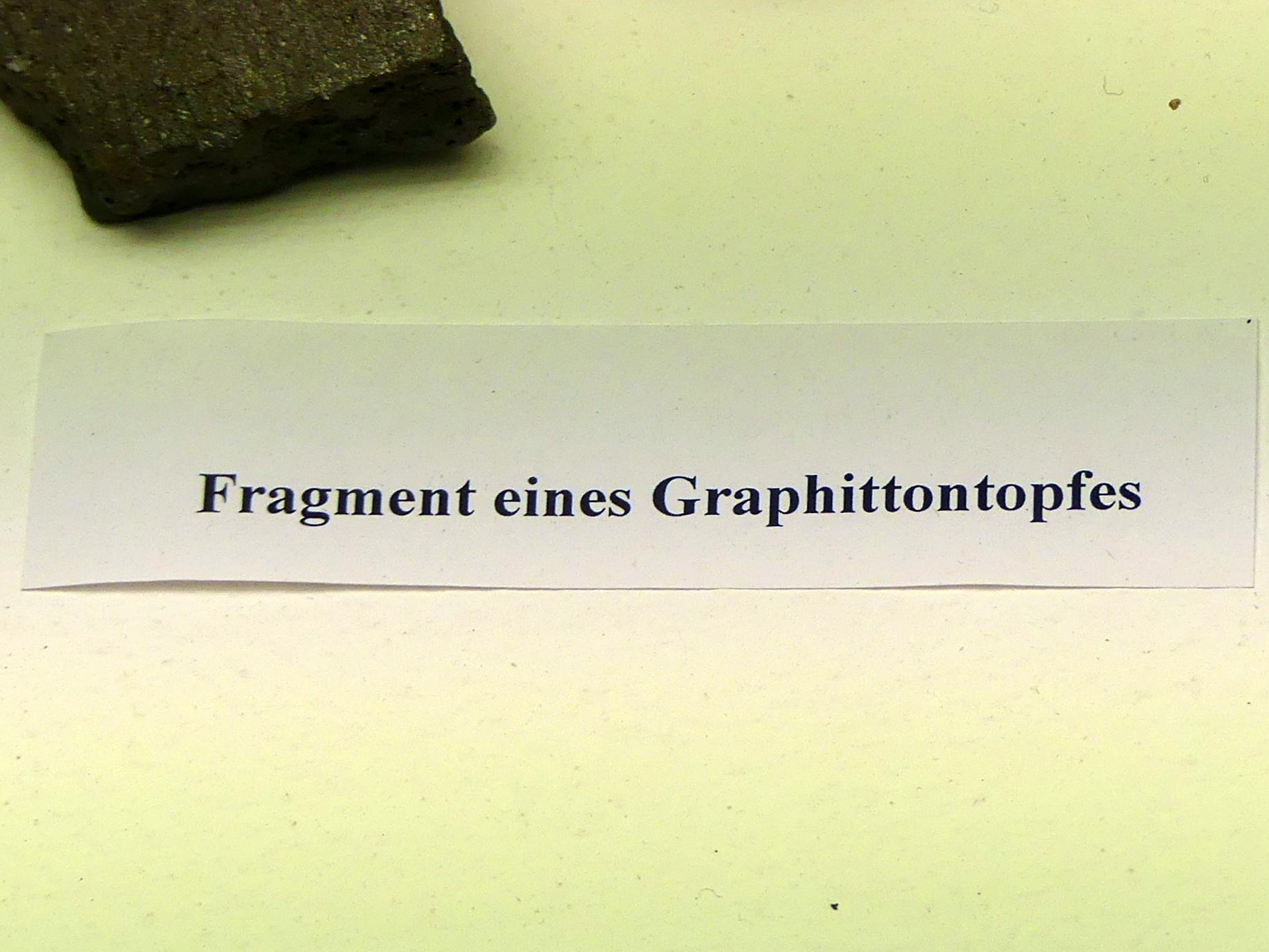 Fragment eines Graphittontopfes, Frühlatènezeit A, 700 - 100 v. Chr., Bild 2/2