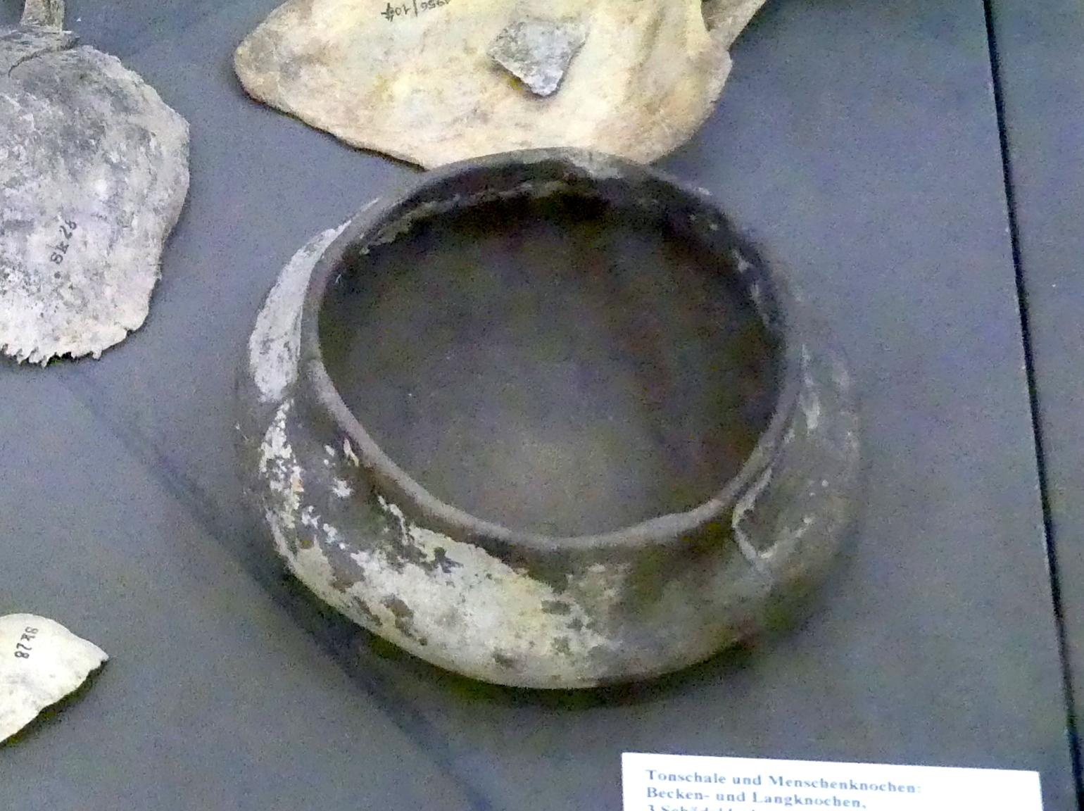 Tonschale, Frühlatènezeit A, 700 - 100 v. Chr.