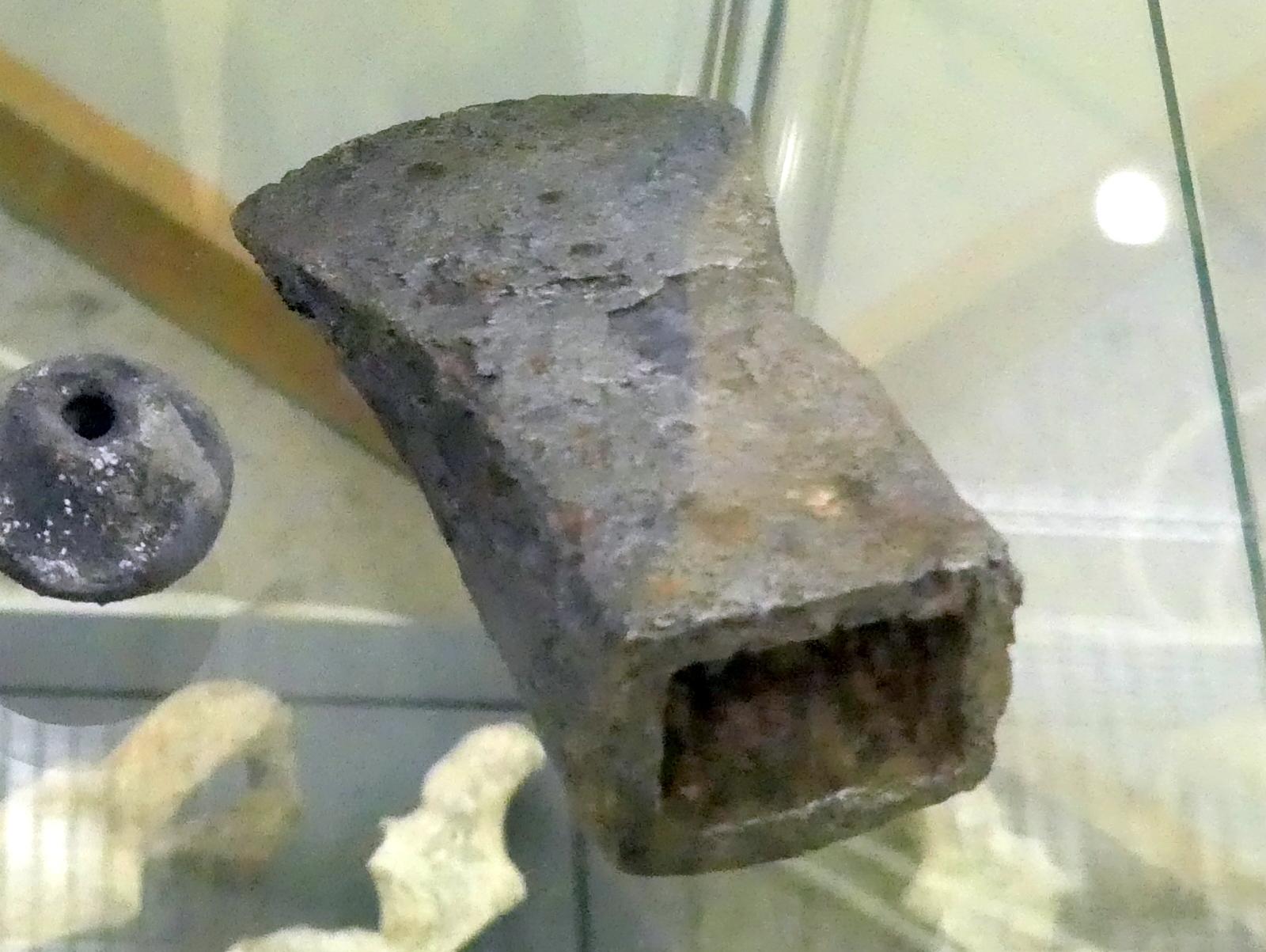 Eisernes Tüllenbeil, Frühlatènezeit A, 700 - 100 v. Chr., Bild 1/2