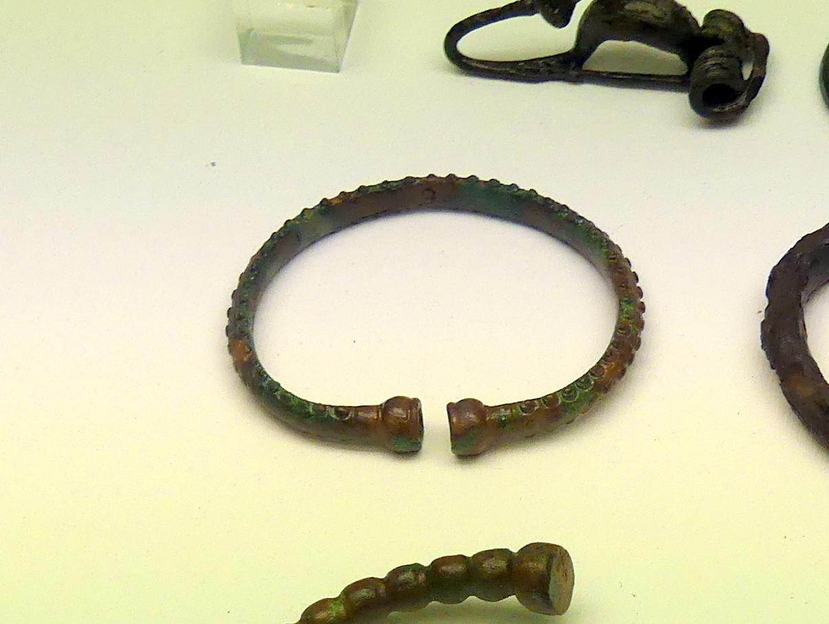 Bronzearmring mit Perlbandzier, Frühlatènezeit B, Undatiert