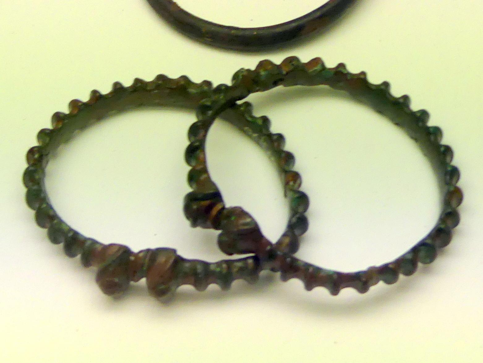 1 Paar scharf profilierter Bronzearmringe mit Stempelenden, Frühlatènezeit B, Undatiert