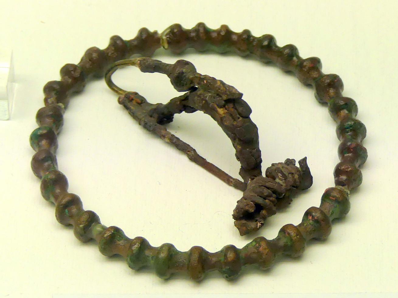 Geschlossener bronzener Oberarmring mit Knotenzier, Frühlatènezeit B, Undatiert