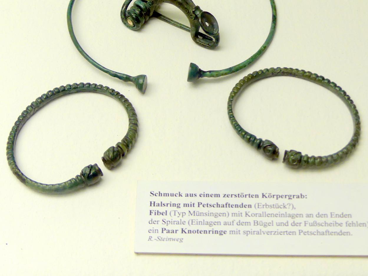 Ein Paar Knotenringe mit spiralverzierten Petschaftenden, Frühlatènezeit B, Undatiert