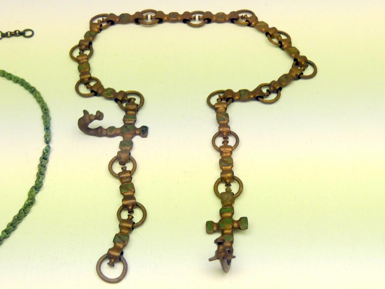 Bronzene Gürtelkette mit Emaileinlagen und Tierkopfenden, Frühlatènezeit B, Undatiert