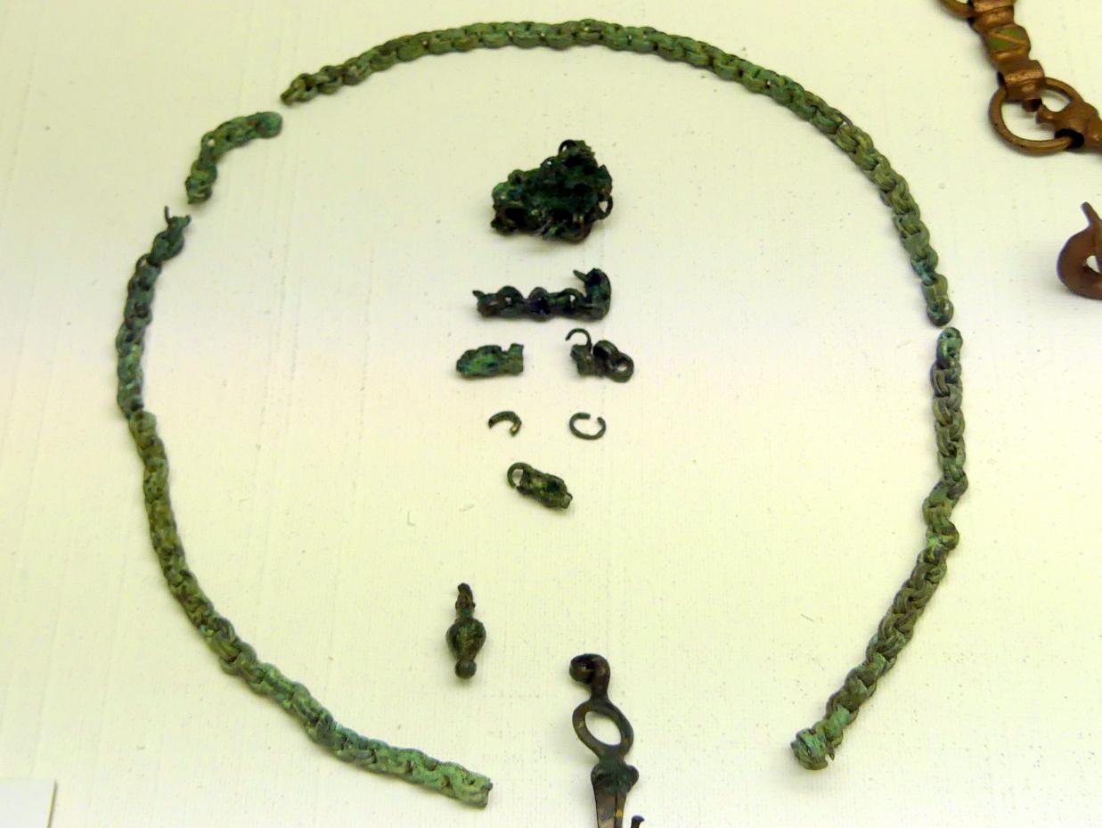 Teile einer bronzenen Gürtelkette, Mittellatènezeit C, Undatiert
