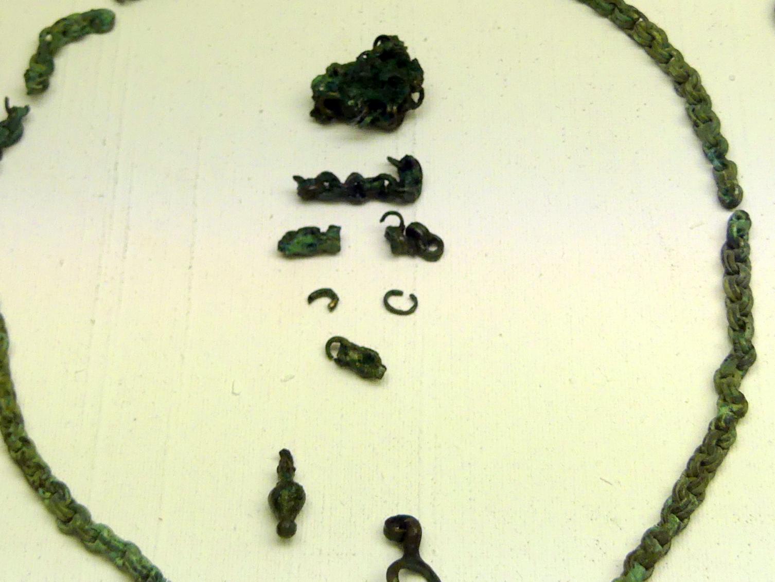 Fragmente einer bronzenen Gürtelkette, Mittellatènezeit C, Undatiert