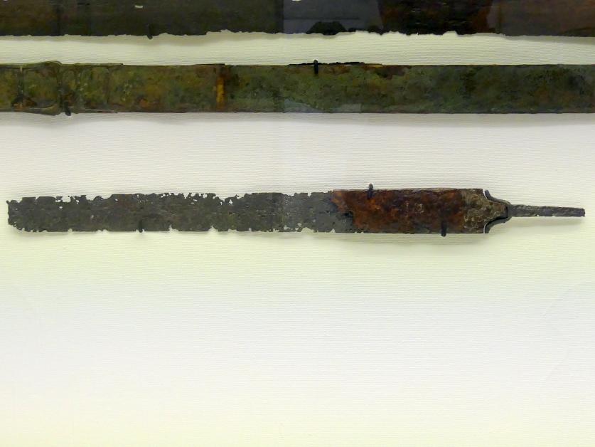 Spätkeltisches Eisenschwert und Rest der verzierten Bronzescheide, Spätlatènezeit D, 700 - 100 v. Chr., Bild 1/2