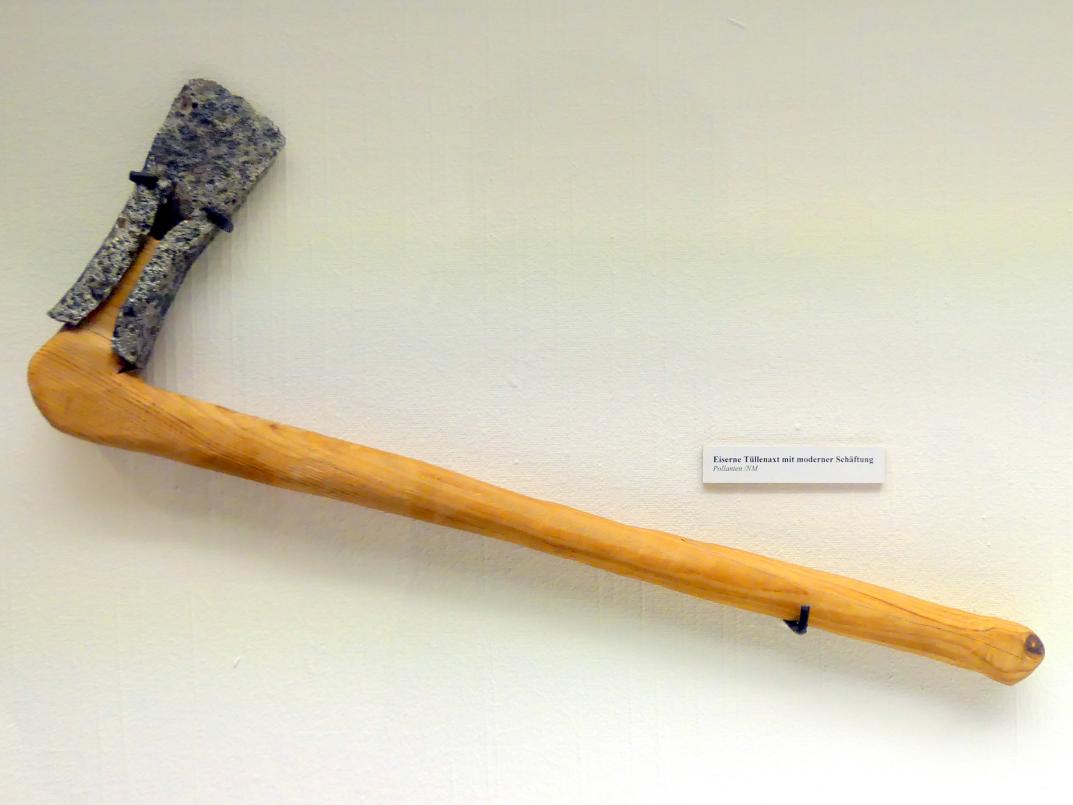 Eiserne Tüllenaxt mit moderner Schäftung, Spätlatènezeit D, 700 - 100 v. Chr.