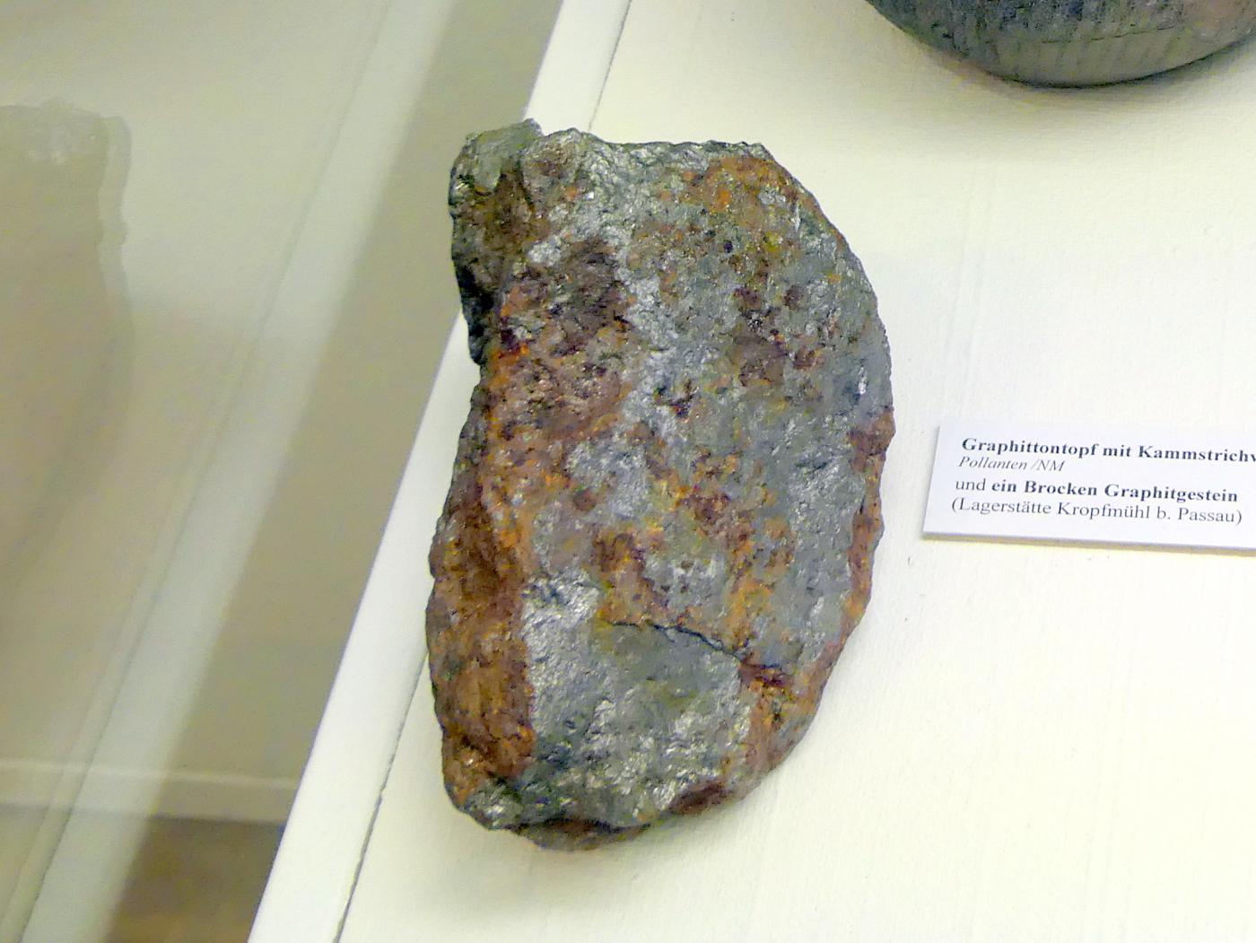 Ein Brocken Graphitstein, Spätlatènezeit D, 700 - 100 v. Chr., Bild 1/2
