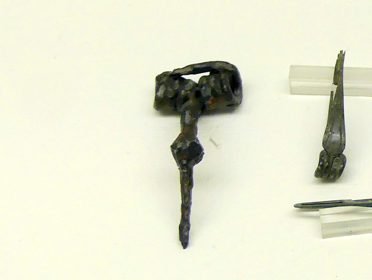 Fragment einer Eisenfibel, Spätlatènezeit D, 700 - 100 v. Chr., Bild 1/2