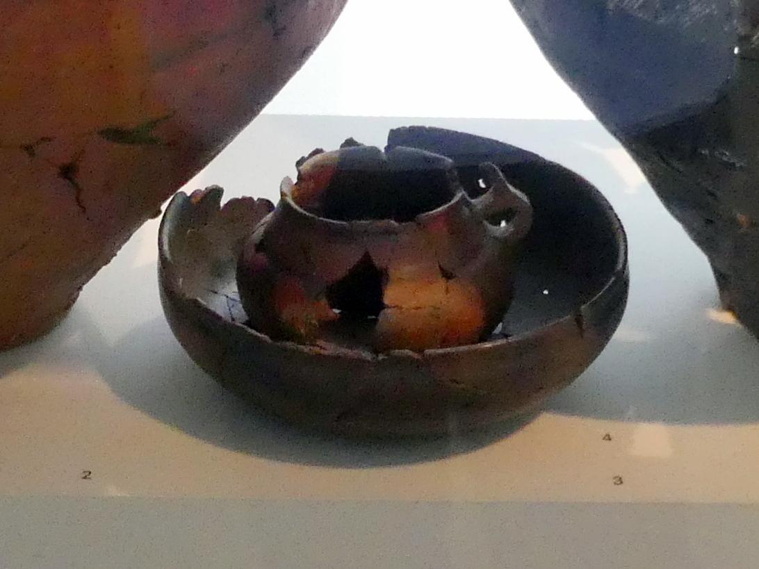 Tasse mit Doppelhenkel, Hallstattzeit, 700 - 200 v. Chr., Bild 1/2