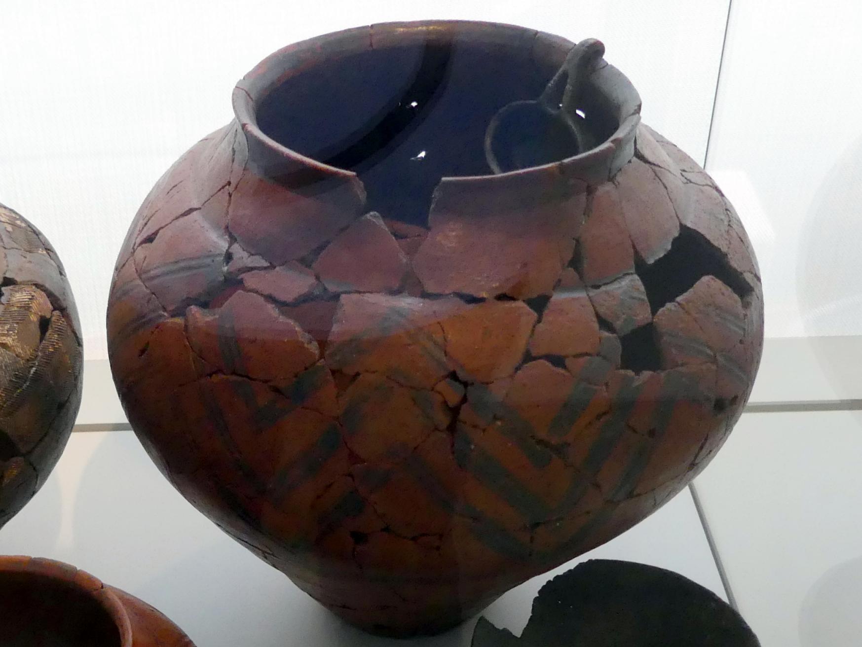 Vorratsgefäß für Getränk mit Schöpfer, Hallstattzeit, 700 - 200 v. Chr., Bild 1/2