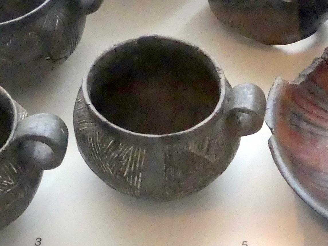 Kragenrandtasse, Hallstattzeit, 700 - 200 v. Chr., Bild 1/2