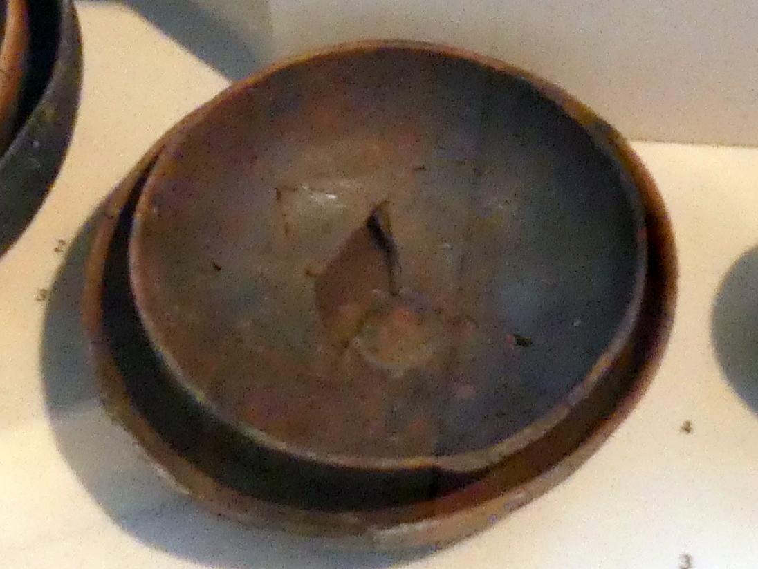 Omphalosschale, Hallstattzeit, 700 - 200 v. Chr., Bild 1/2