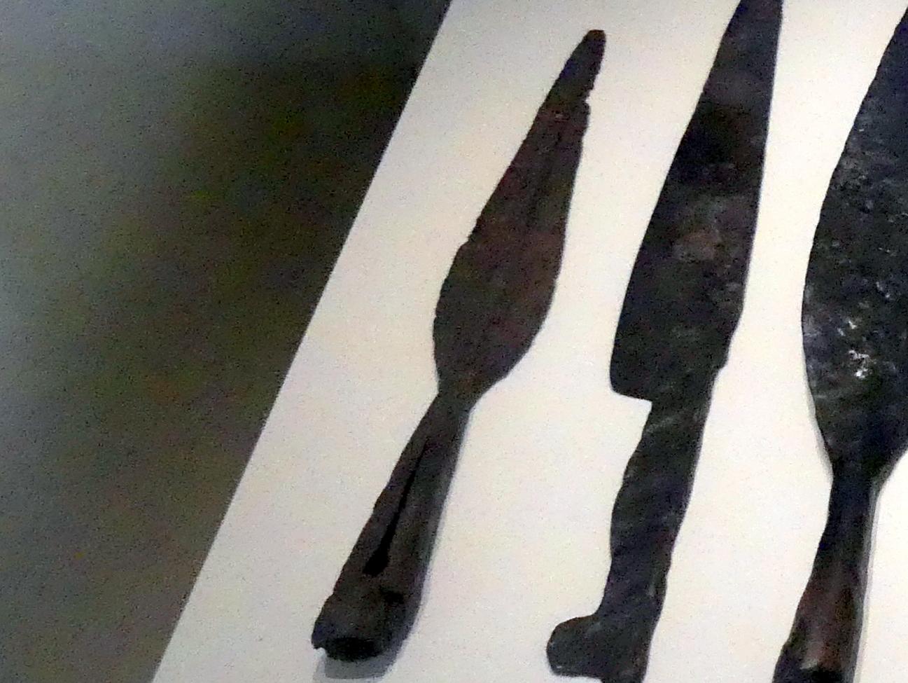 Lanzenspitze mit kräftiger Mittelrippe, Hallstattzeit, 700 - 200 v. Chr., Bild 1/2