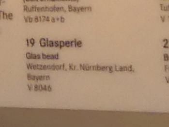 Glasperle, Hallstattzeit, 700 - 200 v. Chr., Bild 2/2