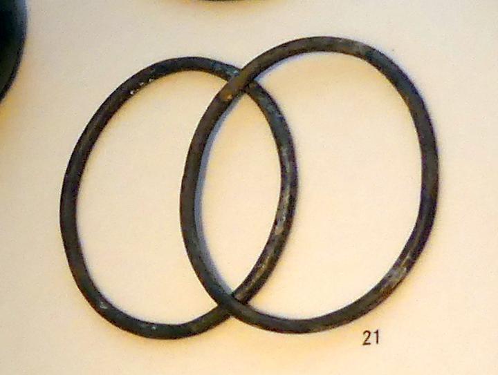 Armringe mit Steckverschluss, Hallstattzeit, 700 - 200 v. Chr., Bild 1/2