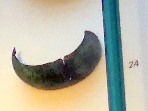 Melonenarmreif (Fragment), Hallstattzeit, 700 - 200 v. Chr., Bild 1/2