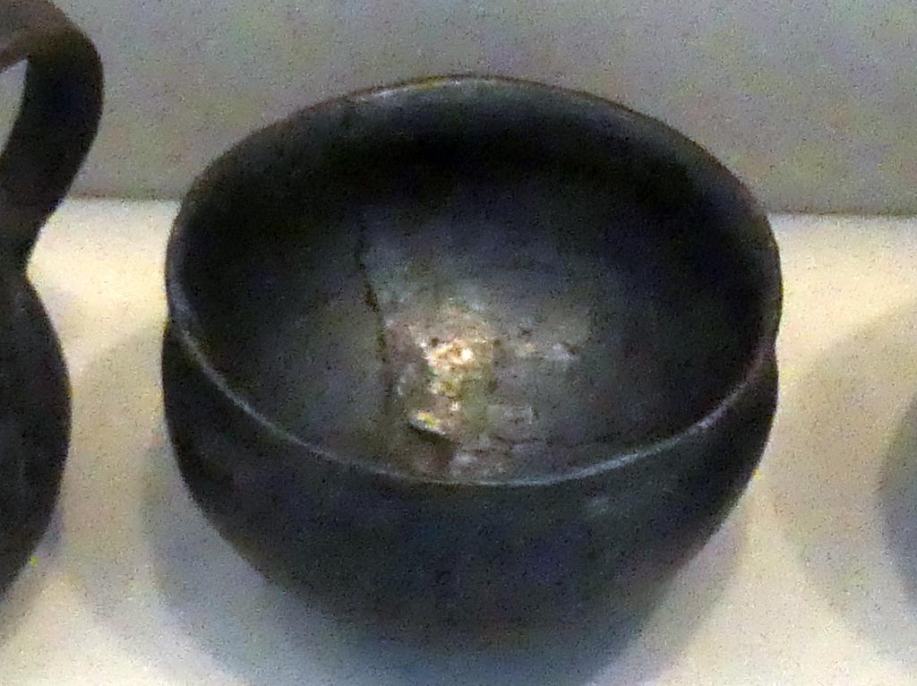Becher mit Omphalosboden, Hallstattzeit, 700 - 200 v. Chr., Bild 1/2