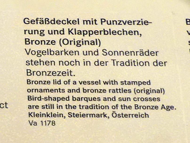 Gefäßdeckel mit Punzenverzierung und Klapperblechen, Hallstattzeit, 700 - 200 v. Chr., Bild 2/2