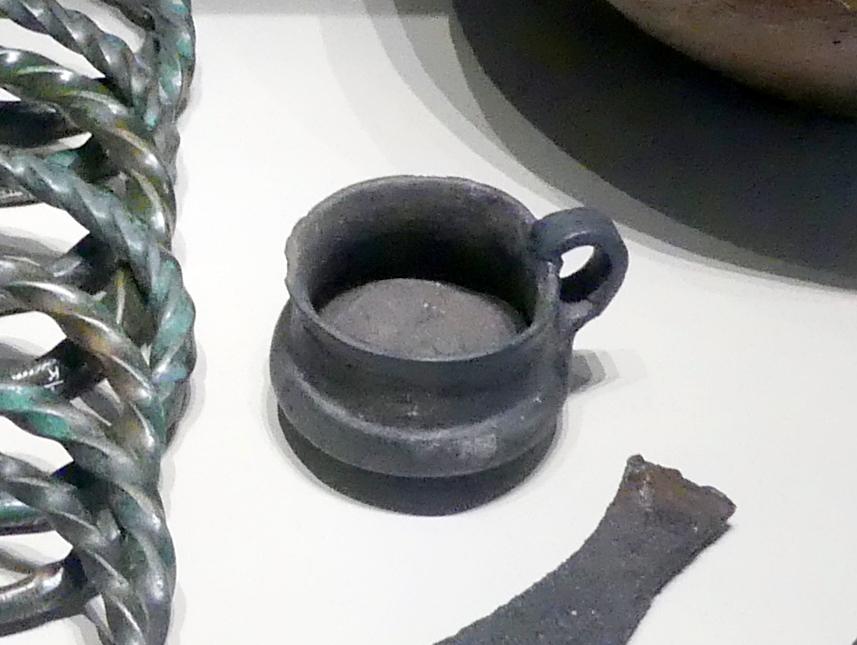 Tasse mit Henkel, 1200 - 900 v. Chr., Bild 1/2