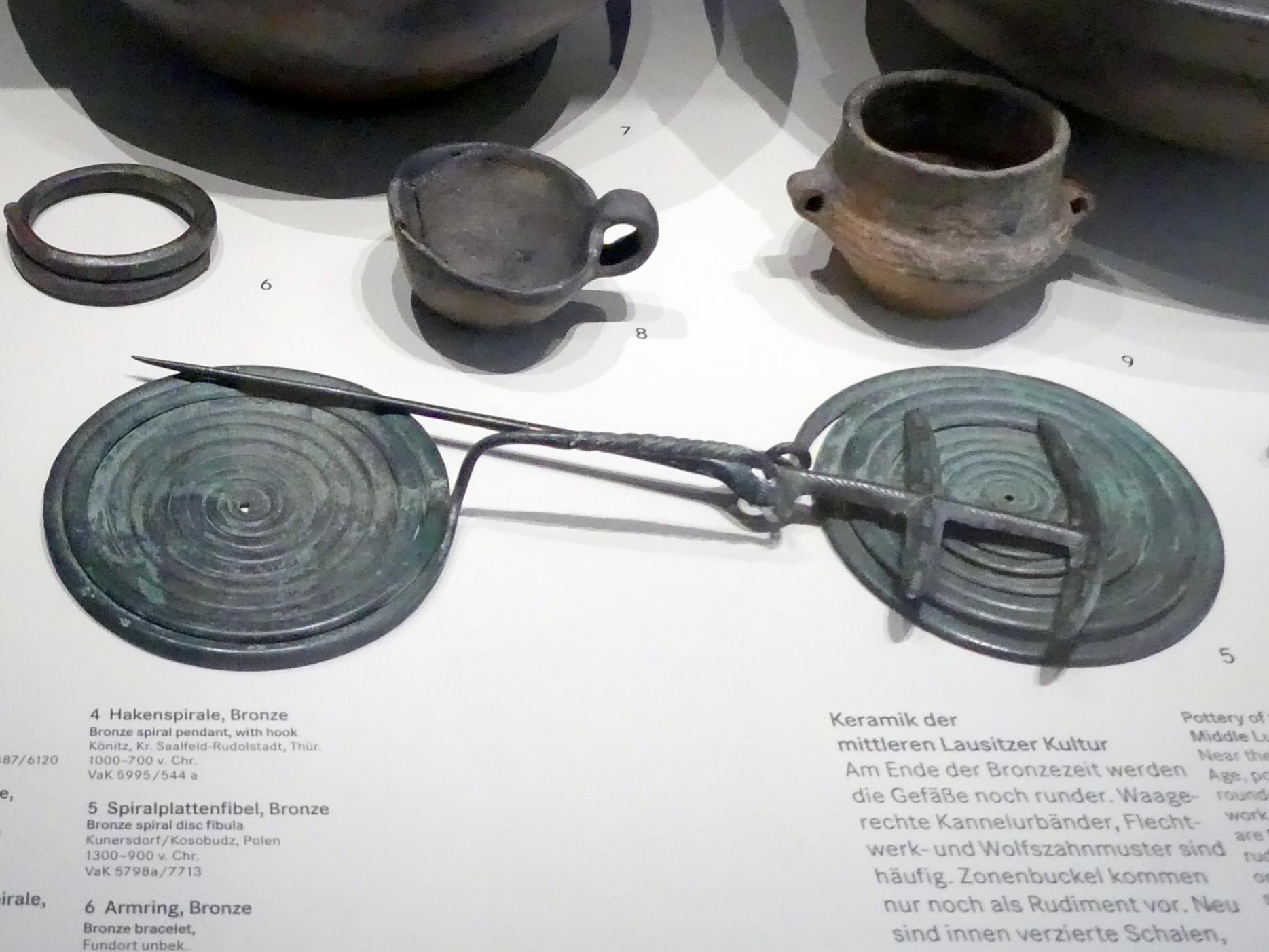 Spiralplattenfibel, 1300 - 900 v. Chr., Bild 1/2