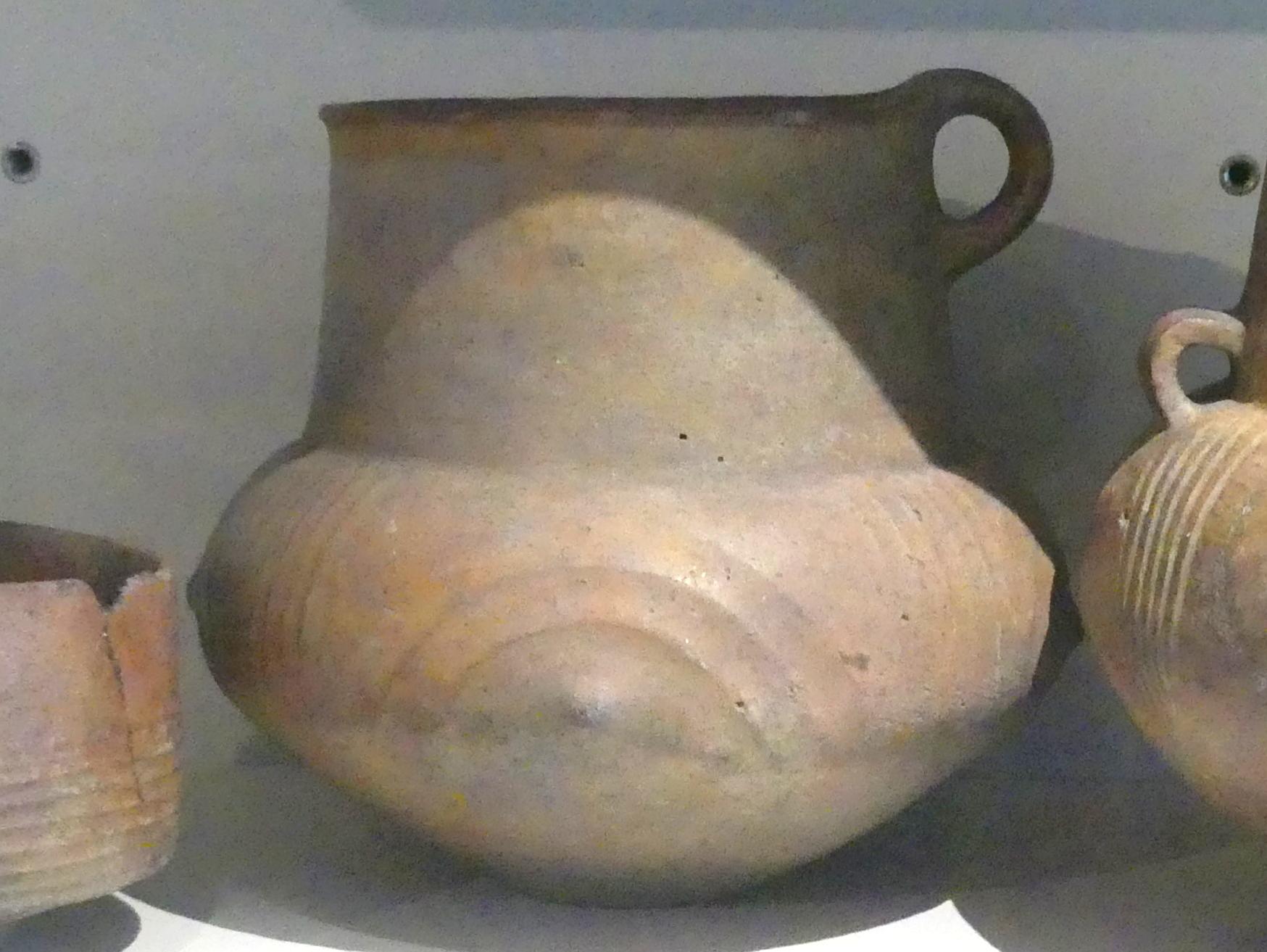 Krug, mit Kannelur, 1100 - 900 v. Chr.