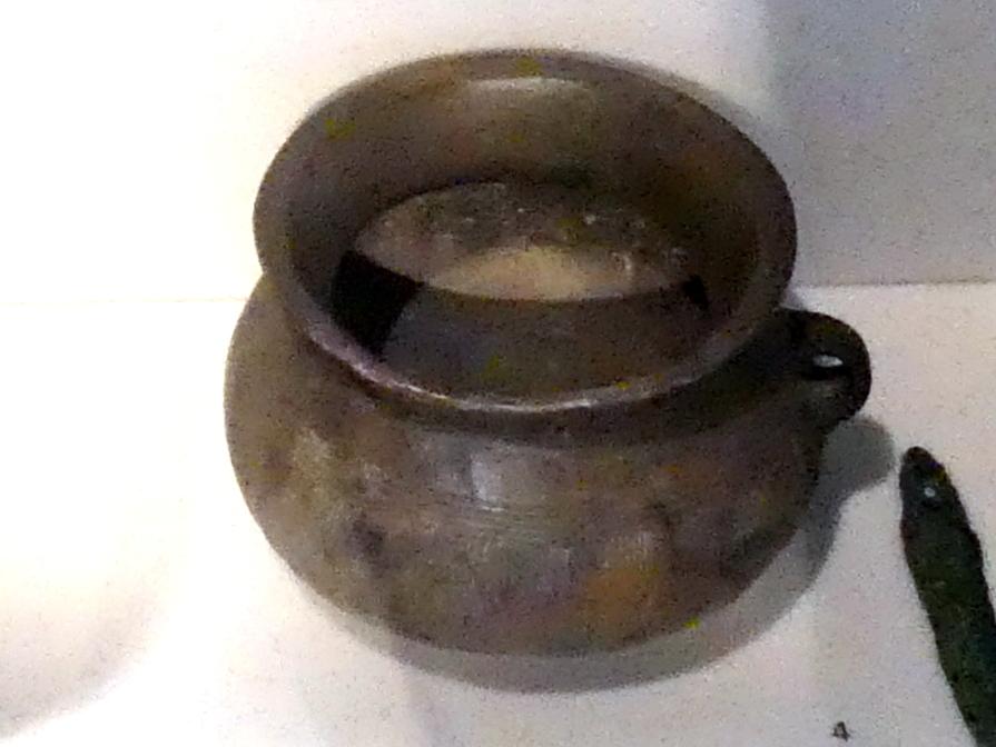 Trichterrandgefäß, Mittlere Bronzezeit C, 1500 - 1300 v. Chr., 1500 - 1300 v. Chr., Bild 1/2
