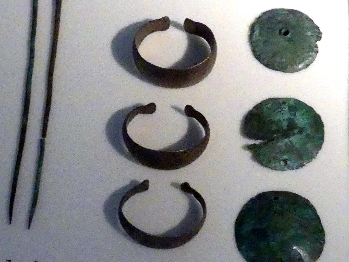 Stollenarmbänder, ziseliert, Mittlere Bronzezeit, 3000 - 1300 v. Chr., 1600 - 1300 v. Chr., Bild 1/2