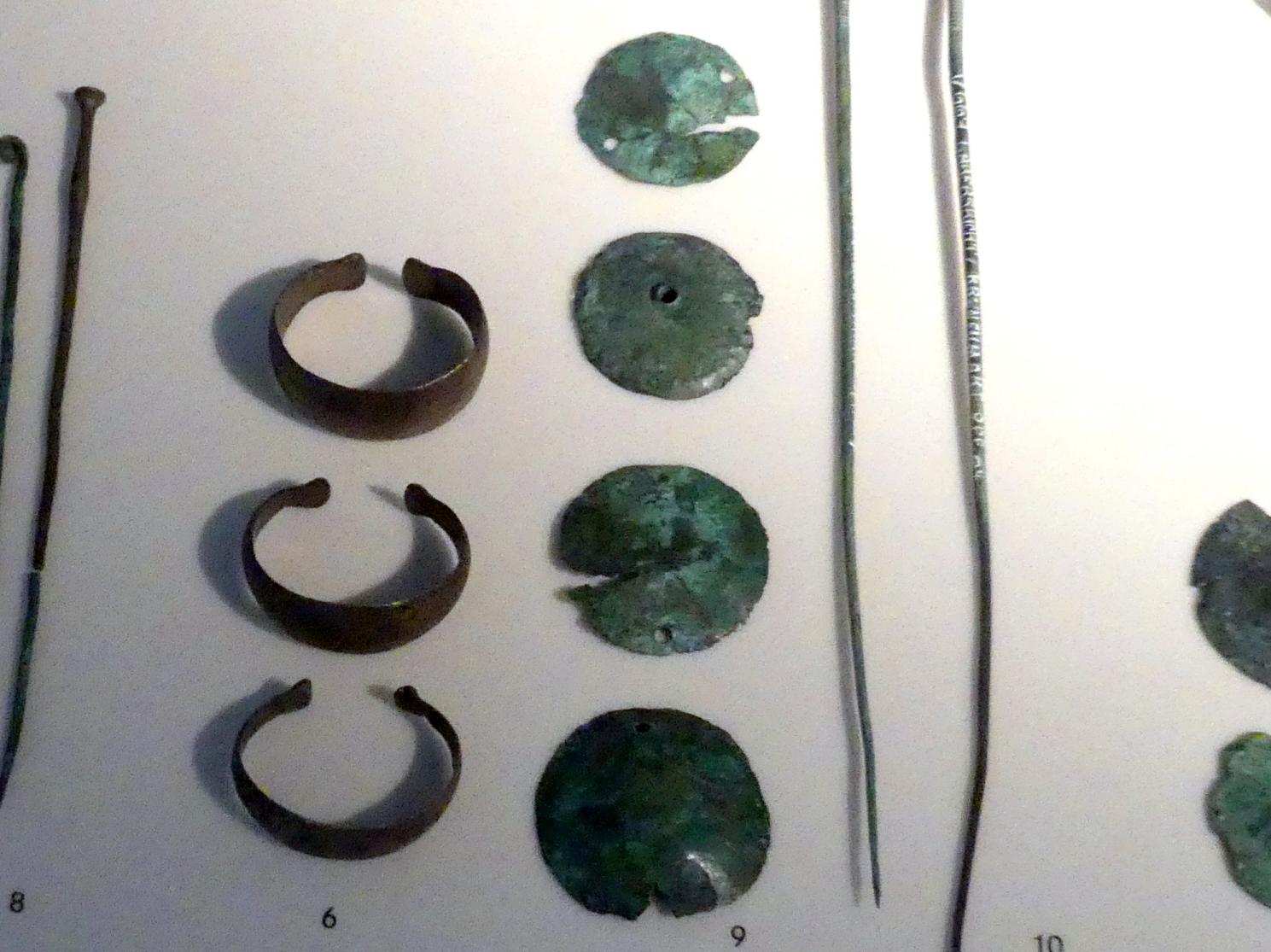 Zierscheiben, ziseliert, Mittlere Bronzezeit, 3000 - 1300 v. Chr., 1600 - 1300 v. Chr., Bild 1/2