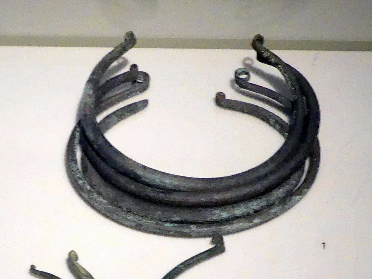 Halsringbarren, Bronzezeit, 3365 - 700 v. Chr., Eisenzeit, 1200 - 1 v. Chr., 2200 - 700 v. Chr., Bild 1/2
