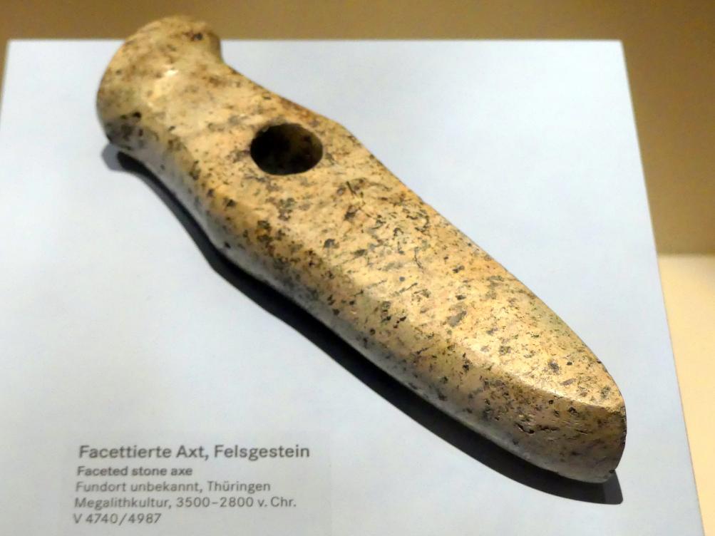 Facettierte Axt, Nordisches Neolithikum, 4400 - 2350 v. Chr., 3500 - 2800 v. Chr., Bild 1/2