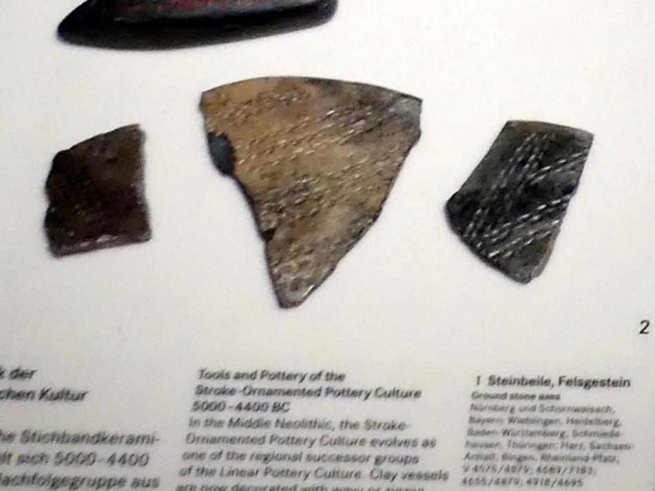 Verzierte Gefäßfragmente, Mittelneolithikum, 5500 - 4400 v. Chr., 5000 - 4400 v. Chr., Bild 1/2