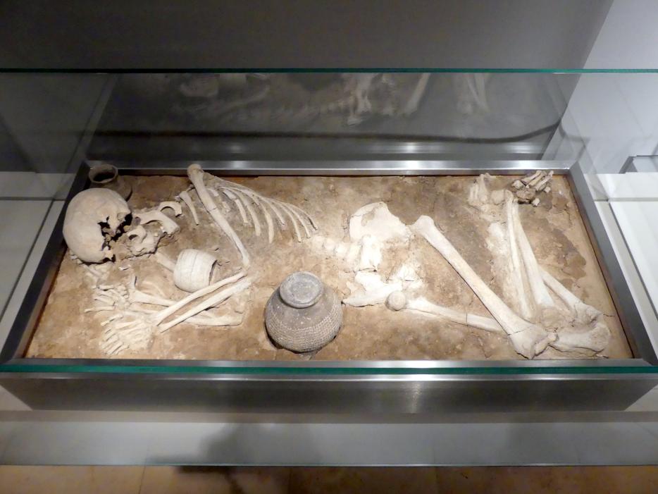 Hockergrab 1 mit Grabbeigaben, Mittelneolithikum, 5500 - 4400 v. Chr., 4800 - 4400 v. Chr., Bild 1/2