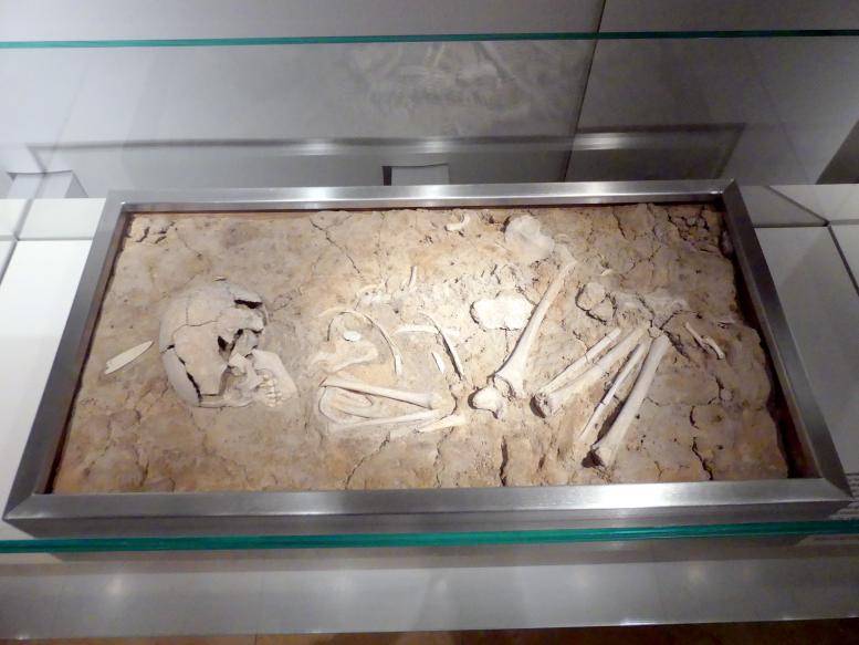 Punktverzierter Knochenkamm als Haarschmuck, Mittelneolithikum, 5500 - 4400 v. Chr., 4800 - 4400 v. Chr.