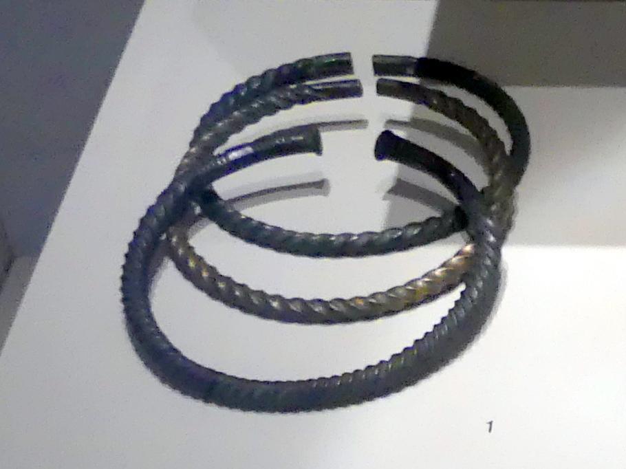 Tordierte Halsringe, Latènezeit, 700 - 1 v. Chr., Bild 1/2