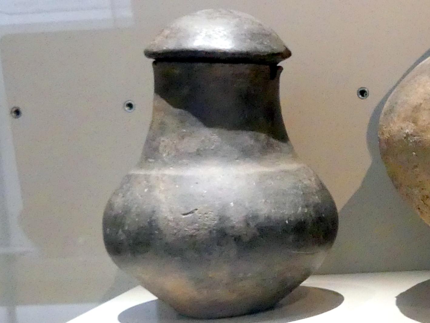 Urne mit Mützendeckel, Latènezeit, 700 - 1 v. Chr., Bild 1/2
