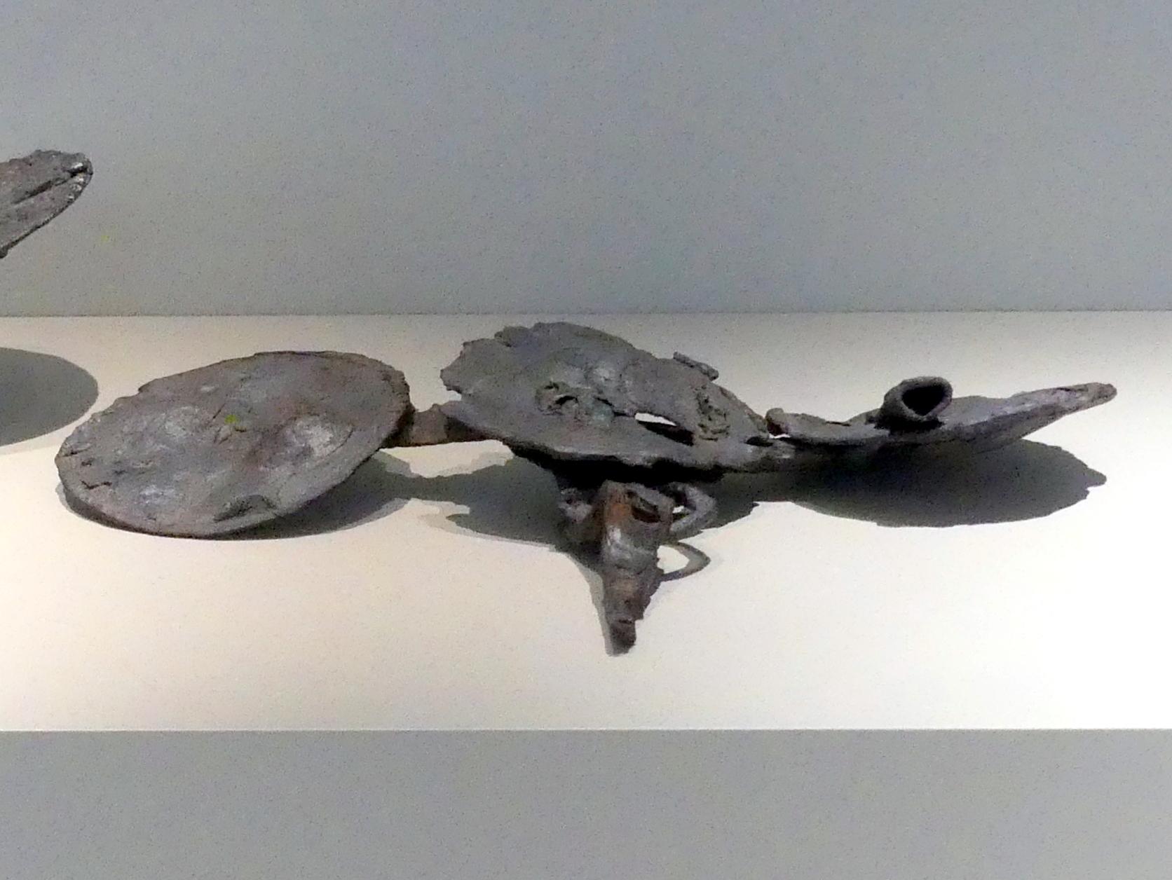 Schildplattennadeln, Eisenzeit, 1200 - 1 v. Chr., Bild 2/4