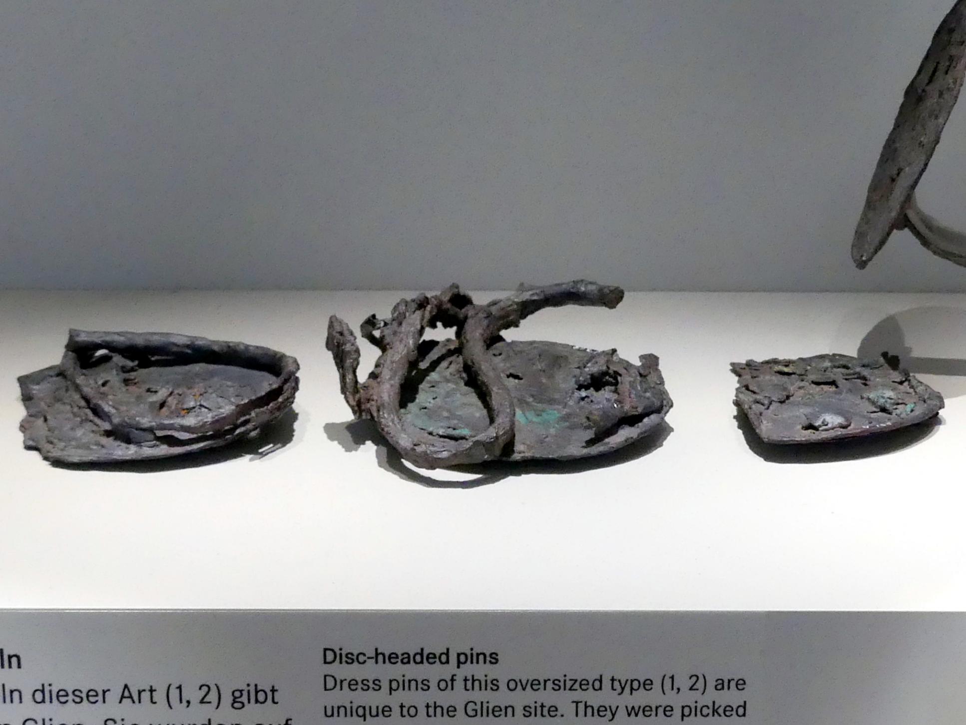 Schildplattennadeln, Eisenzeit, 1200 - 1 v. Chr., Bild 3/4