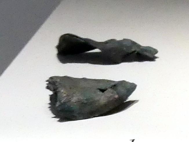 Bronzeblechfragmente, Verzierung von Schildplattennadeln (?), Eisenzeit, 1200 - 1 v. Chr., Bild 1/2