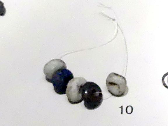 Blaue und weiße Glasperlen, Eisenzeit, 1200 - 1 v. Chr., Bild 1/2