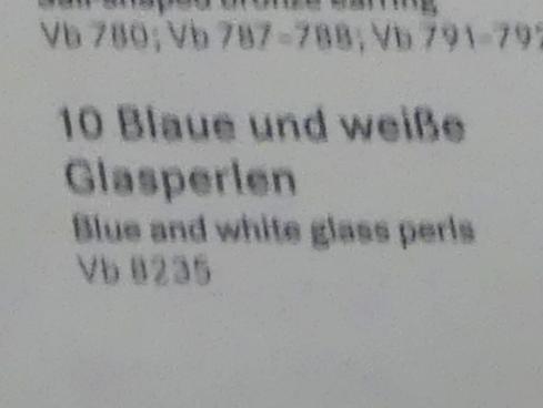 Blaue und weiße Glasperlen, Eisenzeit, 1200 - 1 v. Chr., Bild 2/2