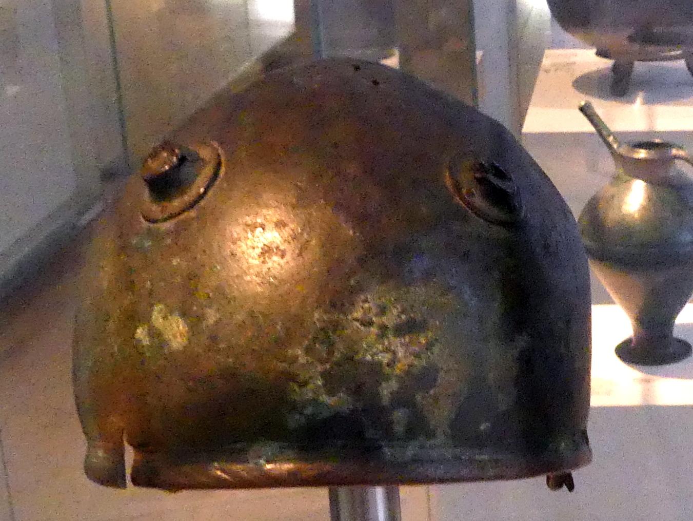Helm mit Ohrenausschnitten und Ansätzen für Hörner an der Stirn, Latènezeit, 700 - 1 v. Chr., 300 v. Chr.