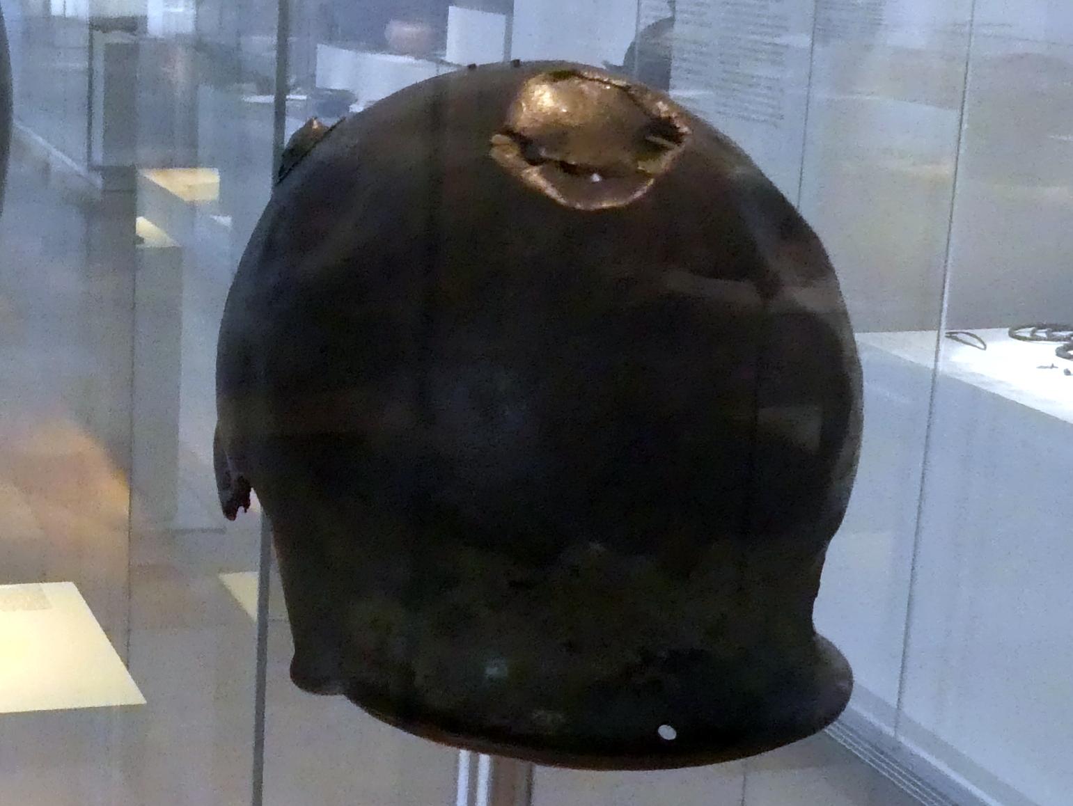 Helm mit Ohrenausschnitten und Ansätzen für Hörner an der Stirn, Latènezeit, 700 - 1 v. Chr., 300 v. Chr., Bild 2/3