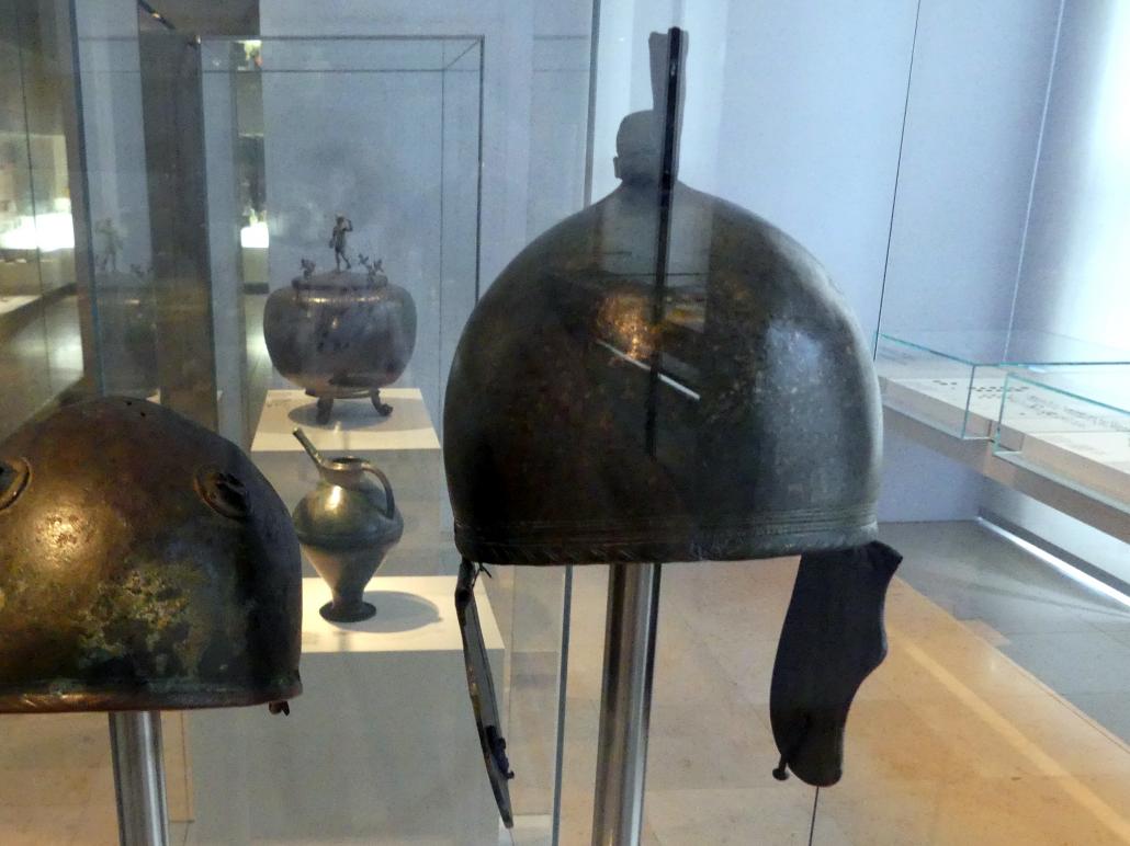 Helm, Typ Montefortino mit Wangenklappen, Knaufzier, Helmbuschhalter, Latènezeit, 700 - 1 v. Chr., 100 - 1 v. Chr.