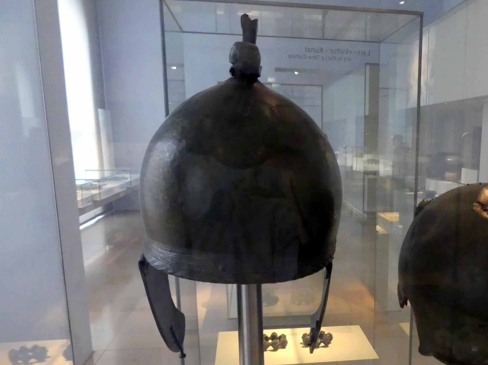 Helm, Typ Montefortino mit Wangenklappen, Knaufzier, Helmbuschhalter, Latènezeit, 700 - 1 v. Chr., 100 - 1 v. Chr., Bild 3/4