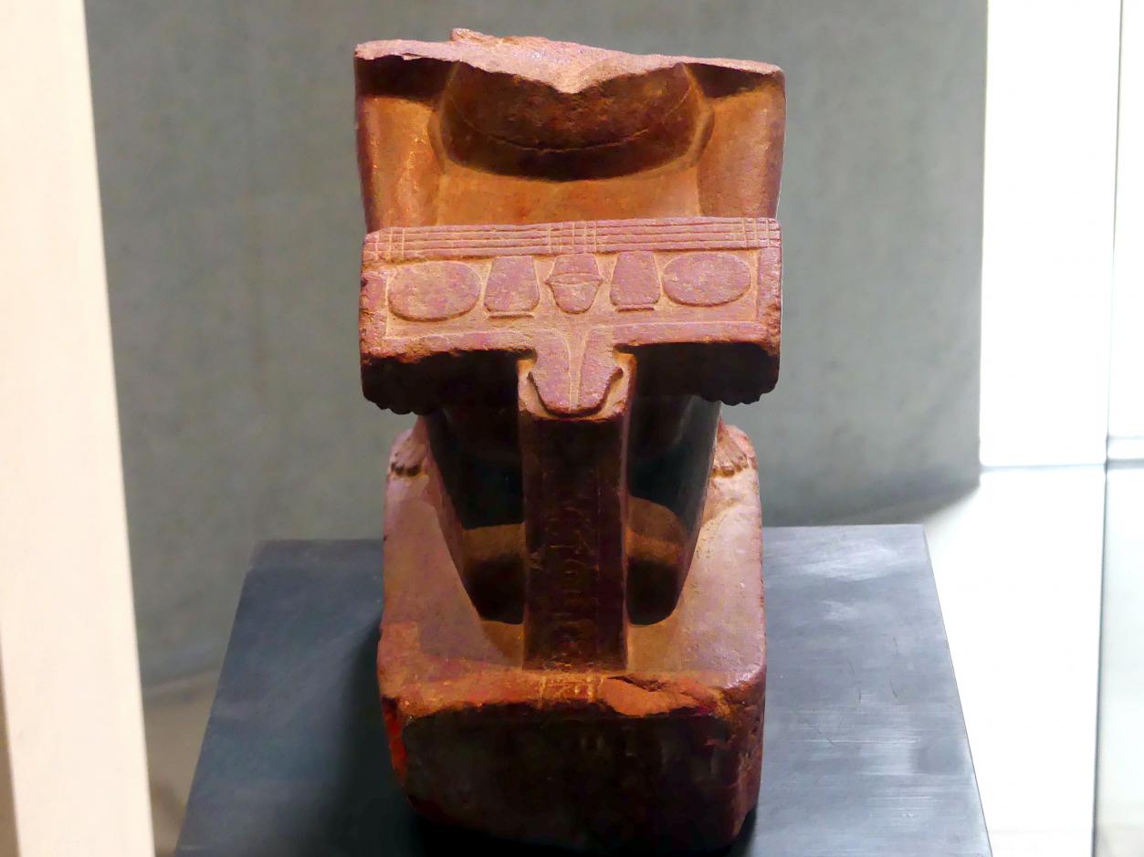Unterteil der Kniefigur des hohen Militärbeamten Iuna mit Opferplatte, 18. Dynastie, 1210 - 966 v. Chr., 1380 v. Chr.